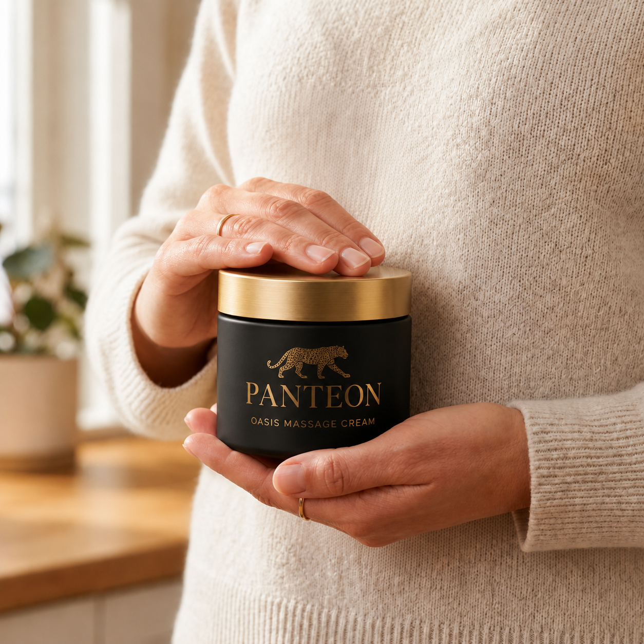 Mulher segurando o Panteon Cream